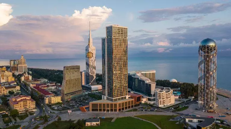 Der Wohnhauskomplex  der Premium-Klasse &quot;Porta Batumi Tower&quot; in Batumi — Kompetente Beratung und Immobilienbewertungen auf GEOLN.COM. Foto 1