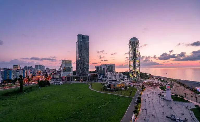 Der Wohnhauskomplex  der Premium-Klasse &quot;Porta Batumi Tower&quot; in Batumi — Kompetente Beratung und Immobilienbewertungen auf GEOLN.COM. Foto 2
