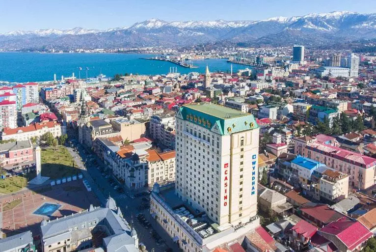 Super 8 Worldwide von Wyndham. Die bekannte Hotelmarke in Batumi im Überblick — Kompetente Beratung und Immobilienbewertungen auf GEOLN.COM. Foto 3