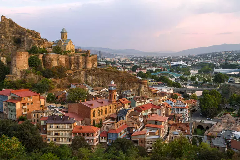 Tbilisi w czerwcu: pogoda, rekreacja i rozrywka — Porady ekspertów i recenzje nieruchomości na GEOLN.COM. Zdjęcie 1