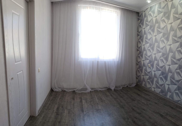 Se vende piso de tres habitaciones en la calle. Rurua