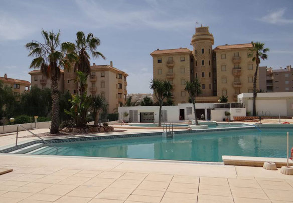 Apartamento en planta baja con piscina compartida
