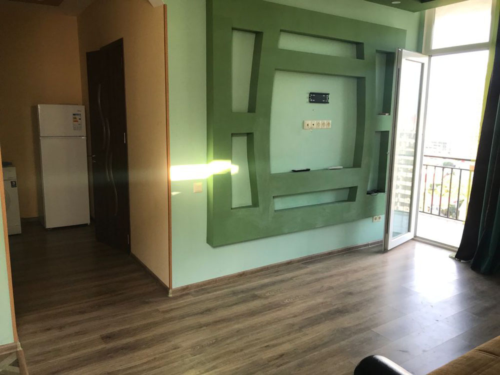 იყიდება 2 ოთახიანი ბინა ბათუმის ტურისტულ ცენტრში — უძრავი ქონების ყიდვა და მფლო ბელებისგან GEOLN.COM. ფოტო 1