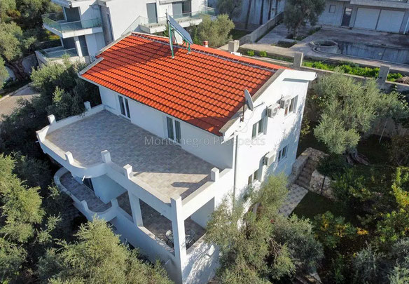 Montenegro. House with a luxurious garden and sea view in the suburbs of Bar.