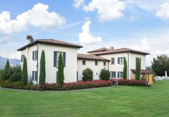 İtalya, Lombardiya, Varese'de göl kenarında dağlarda villa