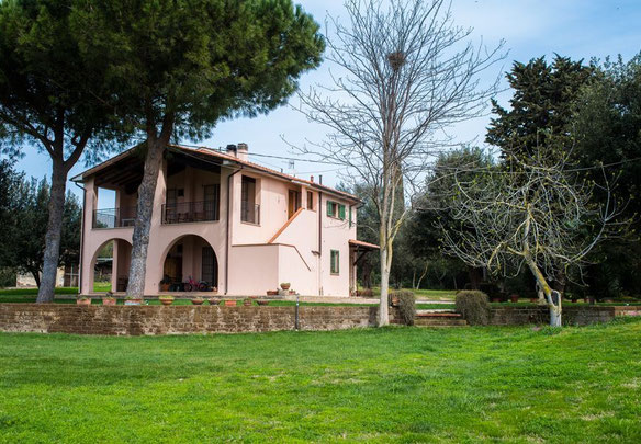 Dağlarda, banliyölerde, ormanda, İtalya'da deniz kenarında villa, Grosseto