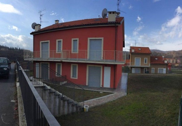 Dağlarda, deniz kenarında, İtalya, Savona'da daireler