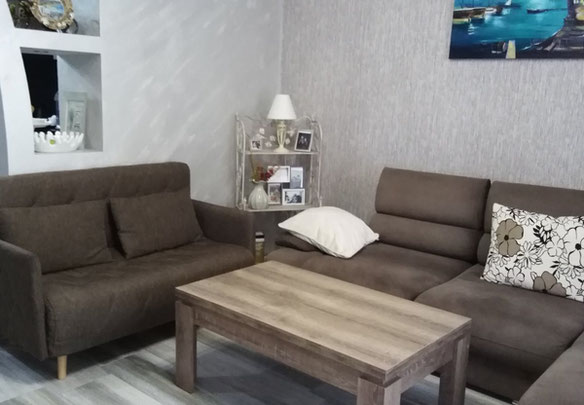 Zu verkaufen ist eine Dreizimmerwohnung mit Möbeln und Geräten