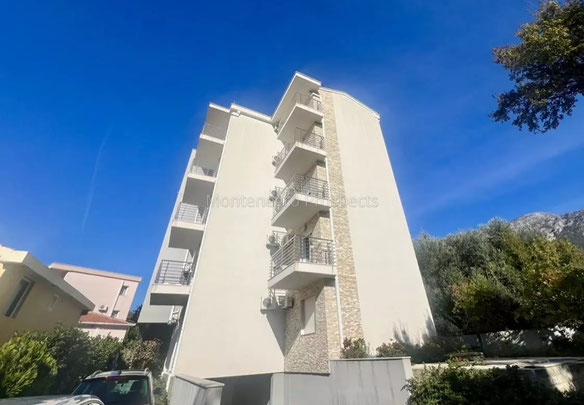 Montenegro. Very spacious apartment 98m2 with garage in Becici