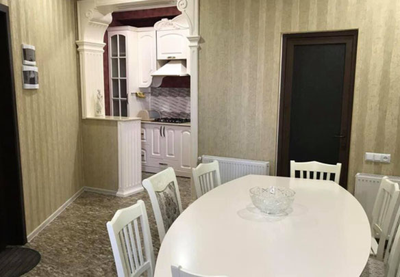 Zu verkaufen Dreizimmerwohnung mit Möbeln und Geräten Meerblick