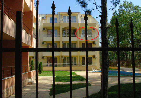 I sell 2 rooms. apartment in the gated complex "Bora", quiet location, pine trees - 400m. to the beach in Sunny Beach